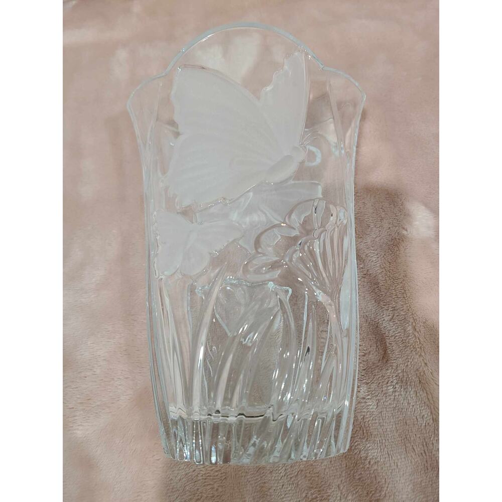 Shannon Crystal Designs Of Ireland Godinger Frosted Butterfly Vase Scalloped 7”